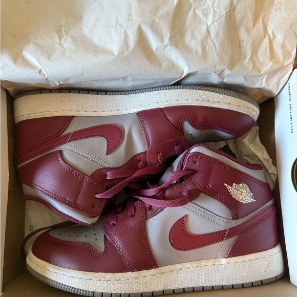 Air Jordan 1 Mid (GS) - Picture 1 of 2